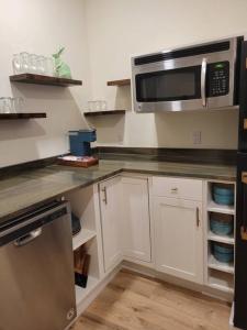 Cozy Apt, minutes from Boston!的厨房或小厨房