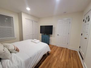 Cozy Apt, minutes from Boston!客房内的一张或多张床位