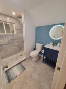 里维尔Cozy Apt, minutes from Boston!的配有马桶、水槽和淋浴的浴室