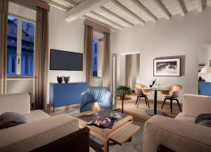 بالازو سكانديربيغ في روما: غرفة معيشة مع أريكة وطاولة