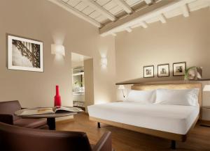 羅馬的住宿－斯坎德培宮公寓，卧室配有1张床、1张桌子和1把椅子