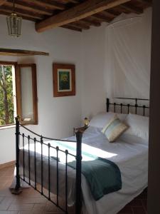 una camera con un letto in una stanza con una finestra di Casa di Pietra a Montefortino