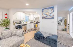 a living room with a couch and a kitchen at Exquisite 3 Bedrooms in Newark