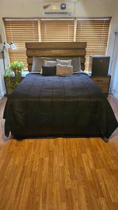 Un dormitorio con una cama grande con suelo de madera. en COMFY PRIVATE ROoM #1, en Dallas
