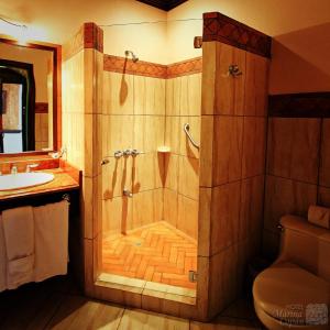bagno con doccia e lavandino di Hotel Marina Copan a Rovine di Copán