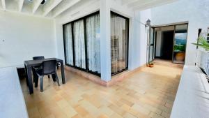 a dining room with a table and a large window at Loto Del Viento in Cartago