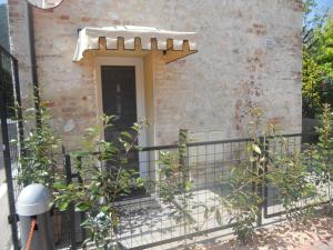 uma casa com um portão e uma porta com um toldo em Salvia e Timo Holiday Apartments em Borso del Grappa