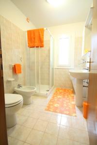 La salle de bains est pourvue de toilettes, d'une douche et d'un lavabo. dans l'établissement Salvia e Timo Holiday Apartments, à Borso del Grappa