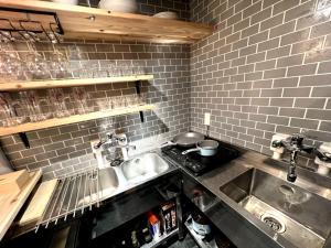 Una cocina o cocineta en 難波駅徒歩1分パーティー貸切ビル心斎橋道頓堀すぐボードゲームイベント12名以上利用可能