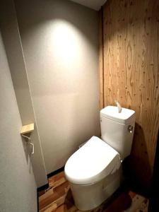 Un baño de 難波駅徒歩1分パーティー貸切ビル心斎橋道頓堀すぐボードゲームイベント12名以上利用可能