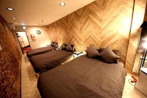 Una cama o camas en una habitación de 難波駅徒歩1分パーティー貸切ビル心斎橋道頓堀すぐボードゲームイベント12名以上利用可能