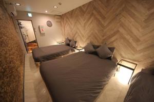 Una cama o camas en una habitación de 難波駅徒歩1分パーティー貸切ビル心斎橋道頓堀すぐボードゲームイベント12名以上利用可能