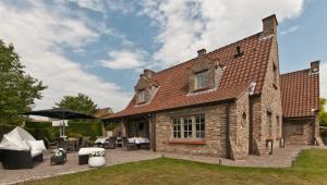 an external view of a house with a patio at B&B Colombe Blanche in Knokke-Heist