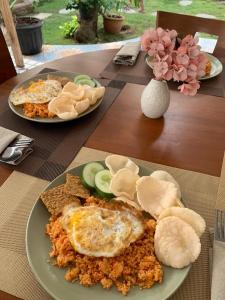 een tafel met twee borden eten op een tafel bij Casa Della by Kahurangi in Sekongkang +15 foto's