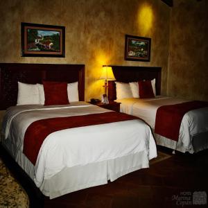 เตียงในห้องที่ Hotel Marina Copan