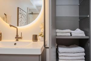 アトランタにあるThe Traveler's Retreat, 5 mins to airport and 15 mins to downtownのバスルーム(シンク、鏡、タオル付)