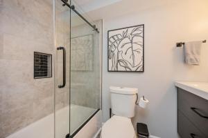 アトランタにあるThe Traveler's Retreat, 5 mins to airport and 15 mins to downtownのバスルーム(シャワー、トイレ付)