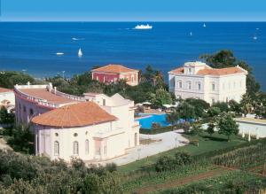 vista aerea su una casa e una piscina di Villa Irlanda Grand Hotel a Gaeta