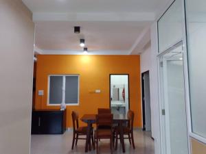 a dining room with a table and chairs at Dil Apartments - Mount Lavinia in Mount Lavinia +8 photos