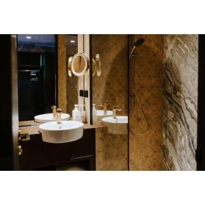 The Motley Hotel Richmond, Tapestry Collection by Hilton的一间浴室