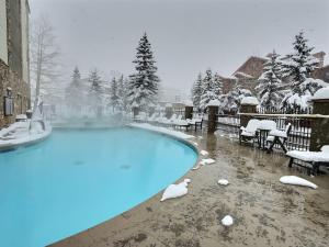 Studio 211 - Perfect Location with Pool and Hot Tub v zimě