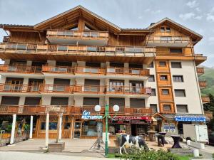 a building with balconies on the side of it at Bel appartement moderne 8 pers, 250m des pistes - FR-1-811-24 in Les Deux Alpes