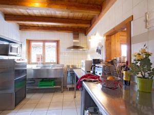 Η κουζίνα ή μικρή κουζίνα στο Chalet spacieux 15 pers, 7 chambres, sauna & jacuzzi - FR-1-811-20 +10 φωτογραφίες