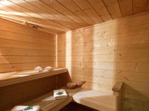 Ένα μπάνιο στο Chalet spacieux 15 pers, 7 chambres, sauna & jacuzzi - FR-1-811-20