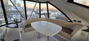 een bootstoel met een tafel voor een raam bij Fly Knots in Vancouver