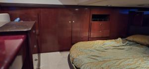 een slaapkamer met een bed en houten kasten bij Fly Knots in Vancouver