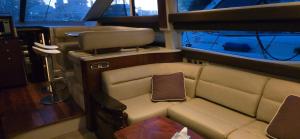 een kleine kamer met een bank en een tv bij Fly Knots in Vancouver +2 foto's