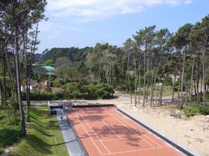 una pista de tenis en medio de un campo en Jardines del Country, en Punta del Este