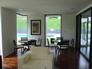 sala de estar con sofá, mesas y sillas en Jardines del Country, en Punta del Este