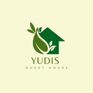 un logo pour une maison occidentale avec un toit vert dans l'établissement Yudis Guest House, à Ubud