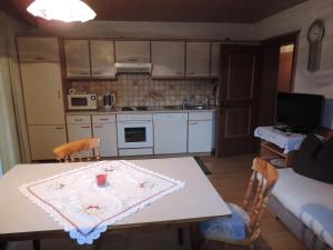 una cocina con mesa y mantel. en Ferienwohnung Johann Niedermoser, en Fieberbrunn