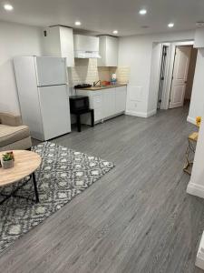 Η κουζίνα ή μικρή κουζίνα στο One-Bedroom Basement