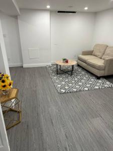 Χώρος καθιστικού στο One-Bedroom Basement