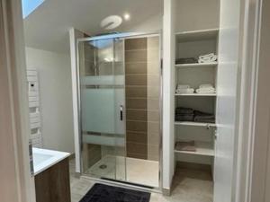 Koupelna v ubytování Gîte 8 pers avec piscine partagée et wifi à Brantôme - FR-1-616-441
