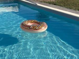 Bazén v ubytování Gîte 8 pers avec piscine partagée et wifi à Brantôme - FR-1-616-441 nebo v jeho okolí