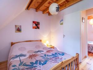 ein Schlafzimmer mit einem Bett in einem Zimmer in der Unterkunft Appartement T4 7 pers, parking, proche stations ski - FR-1-402-145 in Luz-Saint-Sauveur