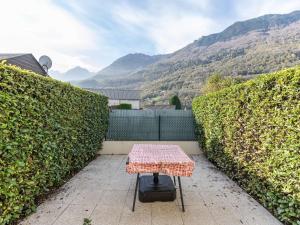 ein Tisch und ein Koffer auf einer Terrasse in der Unterkunft Appartement T4 7 pers, parking, proche stations ski - FR-1-402-145 in Luz-Saint-Sauveur