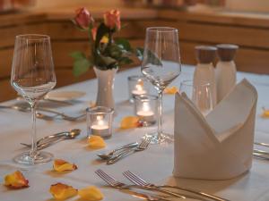 una mesa con copas de vino, flores y velas en Gasthaus zur Krone, en Weingarten (Karlsruhe)