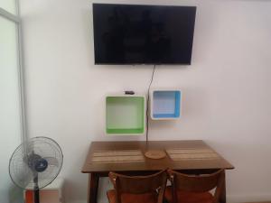 Televisyen dan/atau pusat hiburan di Davao Stay Suites Studio with Samal View APT2-1509, AC, WiFi, Queen, Kitchen