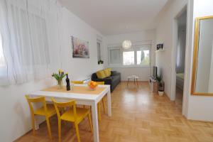 Televízia a/alebo spoločenská miestnosť v ubytovaní Amaros Apartment