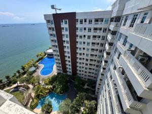 una vista aérea de un edificio y del océano en Apartment Borneo Bay City - AH Property Indonesia, en Balikpapan