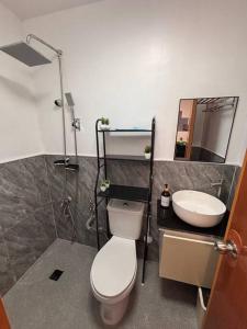 Ένα μπάνιο στο Eko's Crib Unit 48