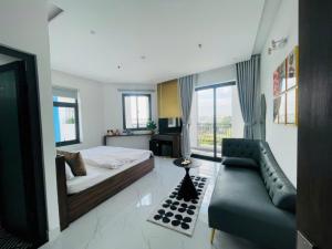 une chambre avec un lit et un canapé dans l'établissement Nako Hotel, à Hô-Chi-Minh-Ville