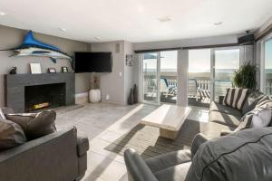 Χώρος καθιστικού στο 90210 Beach House Lower Unit