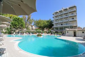 Bazén v ubytování Hotel Duca di Kent nebo v jeho okolí