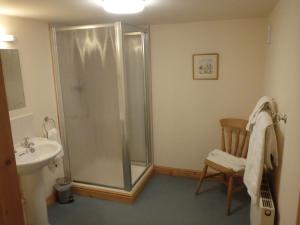 A bathroom at The Courtyard, Laurel Farm 
